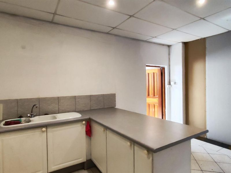 Charming Primrose Home with 4 Beds and Flatlet - Photo 7