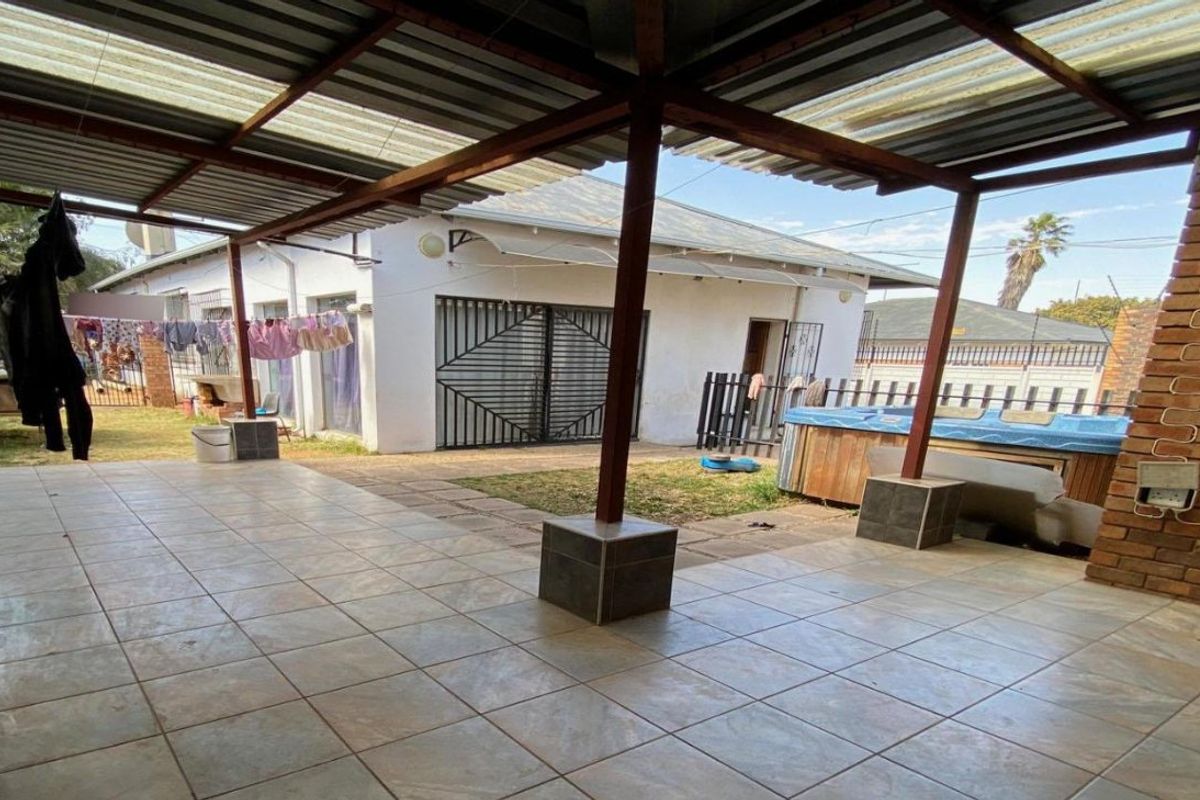 Charming Primrose Home with 4 Beds and Flatlet - Photo 4