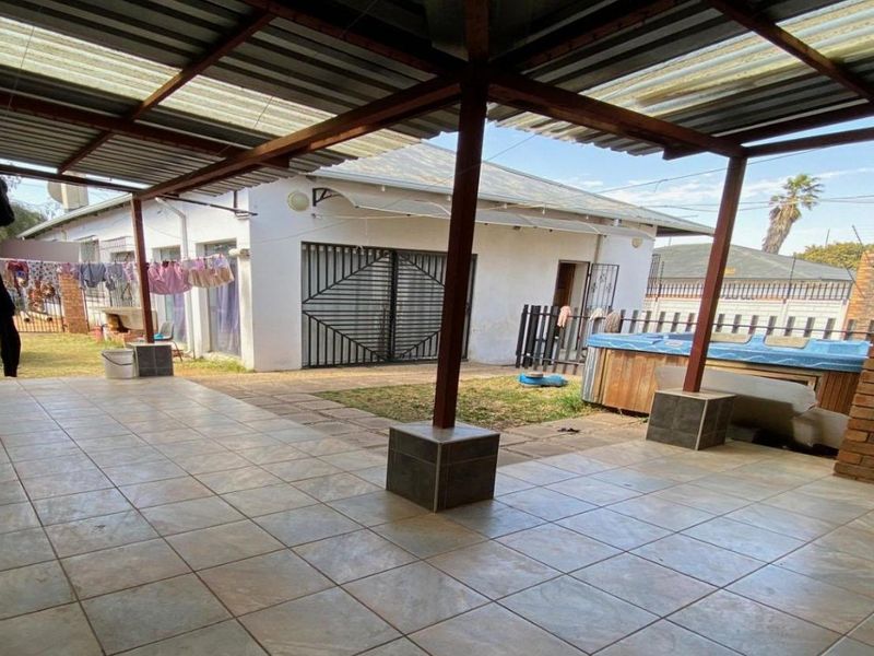 Charming Primrose Home with 4 Beds and Flatlet - Photo 4