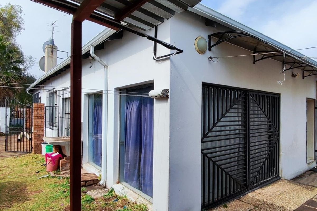 Charming Primrose Home with 4 Beds and Flatlet - Photo 2