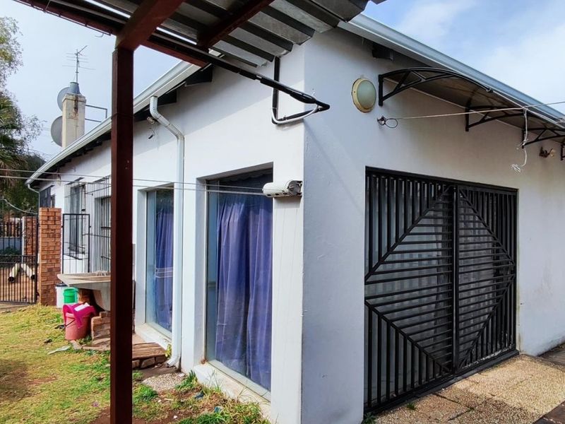 Charming Primrose Home with 4 Beds and Flatlet - Photo 2