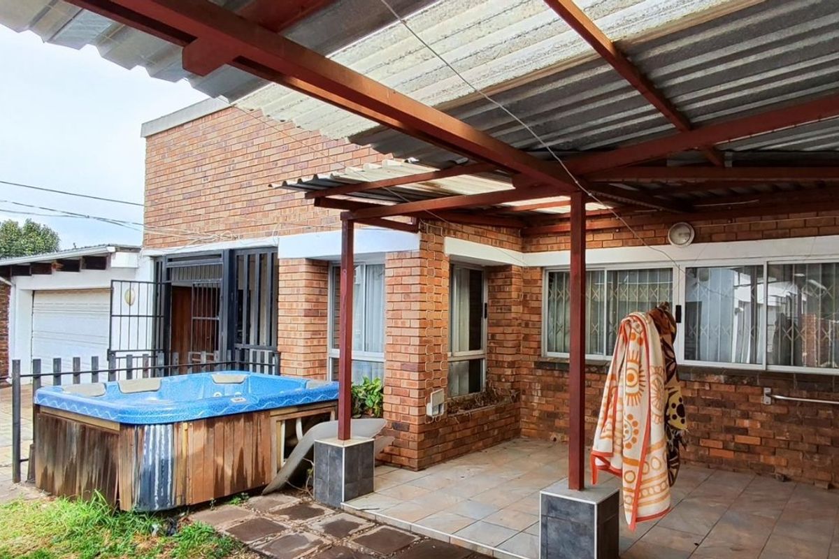 Charming Primrose Home with 4 Beds and Flatlet - Photo 3