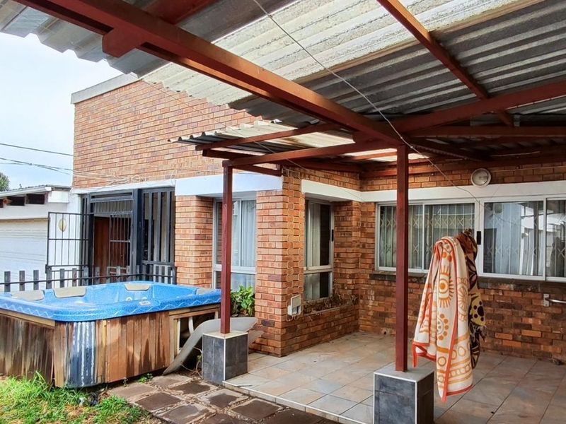 Charming Primrose Home with 4 Beds and Flatlet - Photo 3