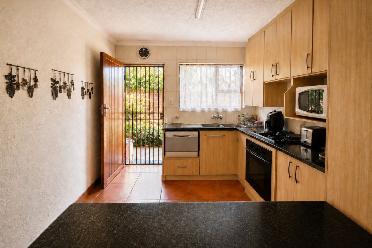 Quiet Croydon Townhouse with Private Garden and lovely Entertainers Patio! - Photo 3