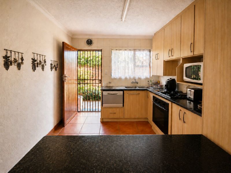 Quiet Croydon Townhouse with Private Garden and lovely Entertainers Patio! - Photo 3
