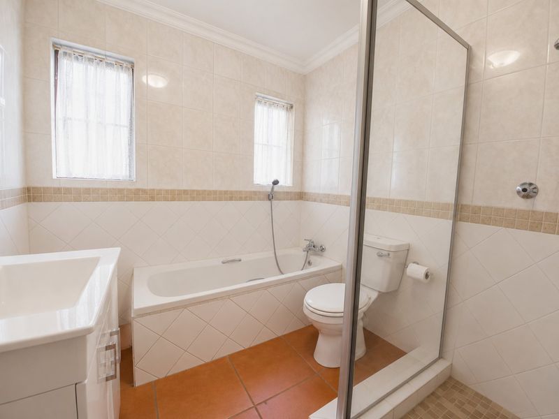 Quiet Croydon Townhouse with Private Garden and lovely Entertainers Patio! - Photo 9