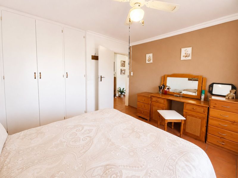 Quiet Croydon Townhouse with Private Garden and lovely Entertainers Patio! - Photo 8