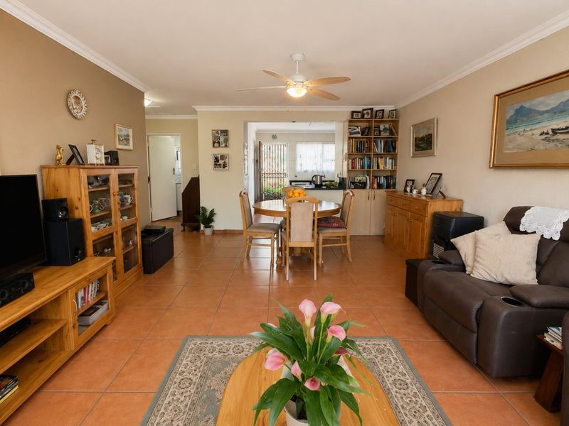 Quiet Croydon Townhouse with Private Garden and lovely Entertainers Patio! - Photo 6