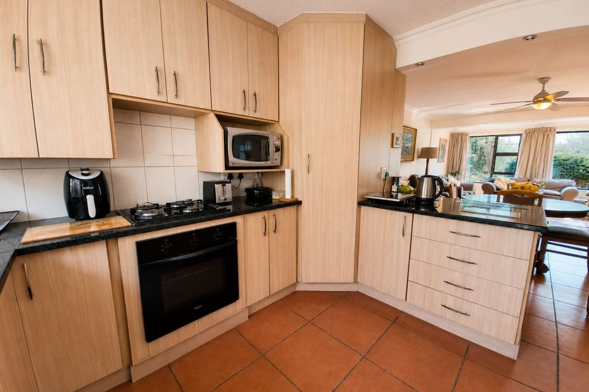 Quiet Croydon Townhouse with Private Garden and lovely Entertainers Patio! - Photo 4