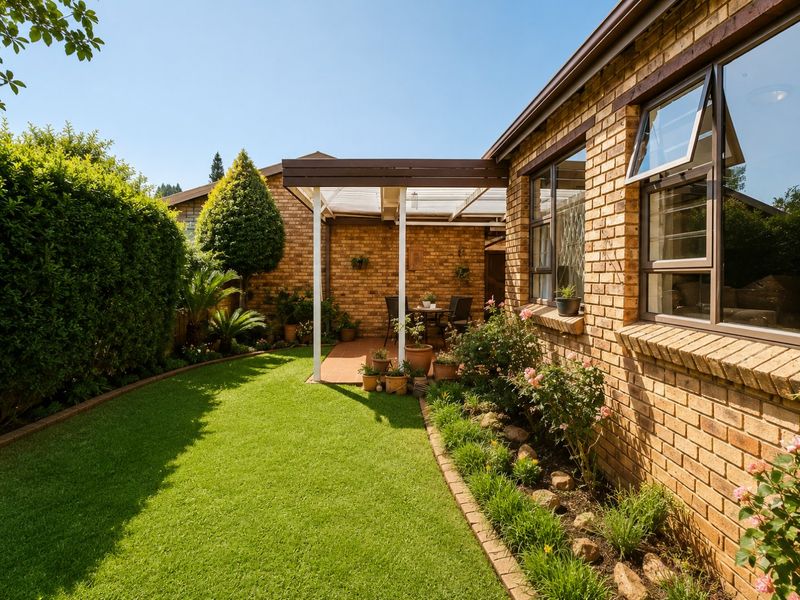Quiet Croydon Townhouse with Private Garden and lovely Entertainers Patio! - Photo 2