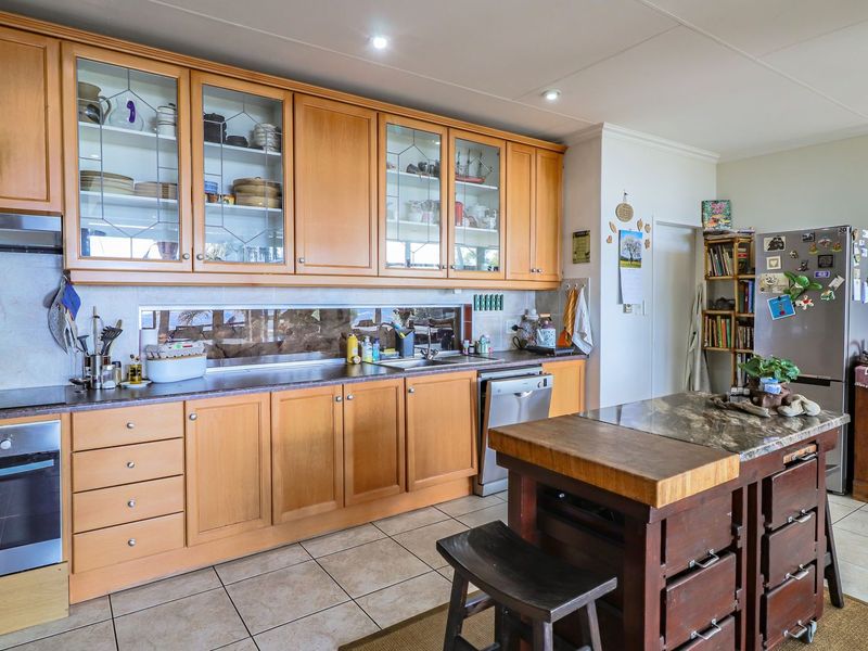 1 ensuite Bedroom with guest Bathroom House with Study To Let in Northcliff - Photo 7