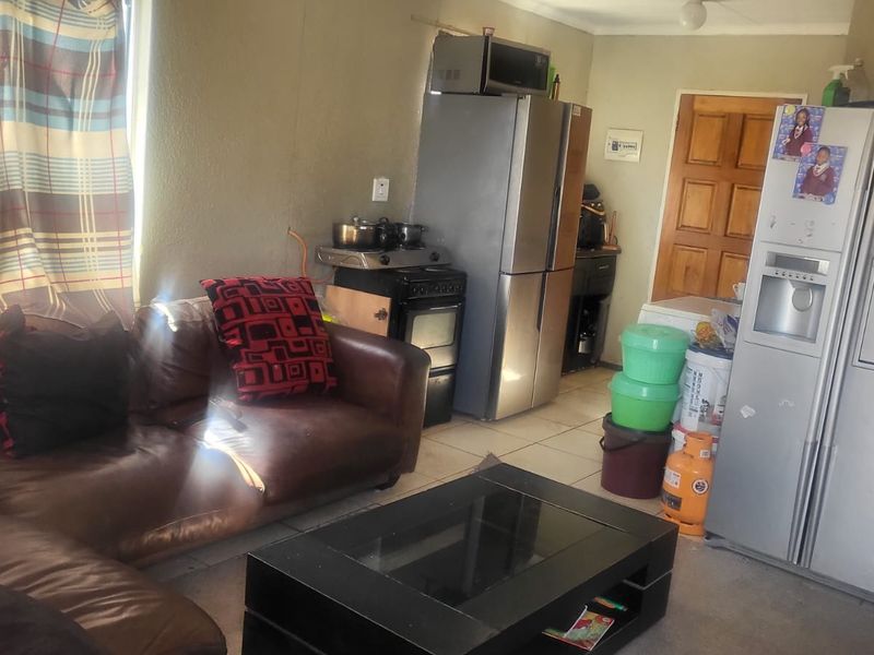 2 Bedroom Fixer-Upper Opportunity in Cosmo City - Photo 2