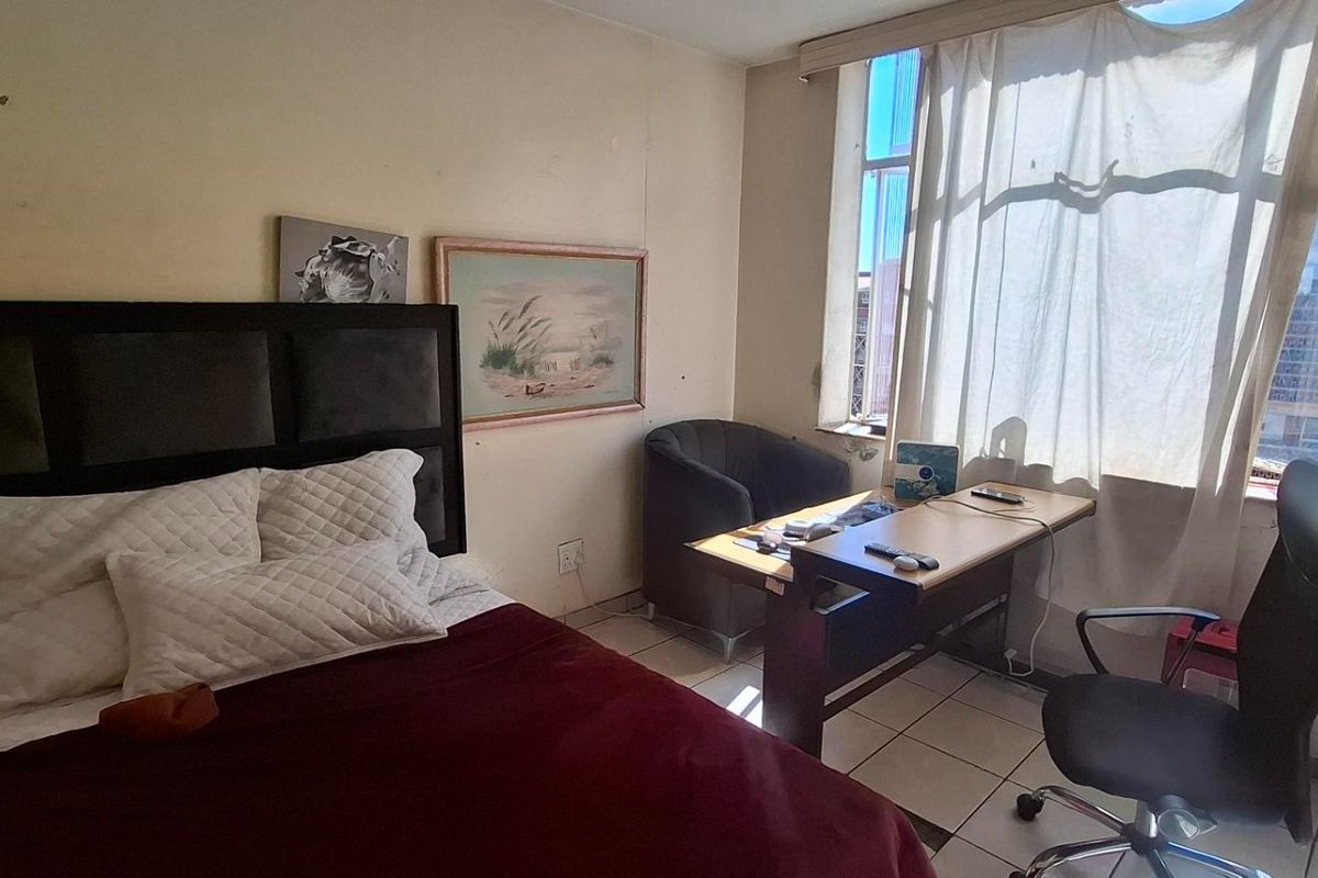 Sunny 3 bed apartment in central Sunnyside - Photo 5