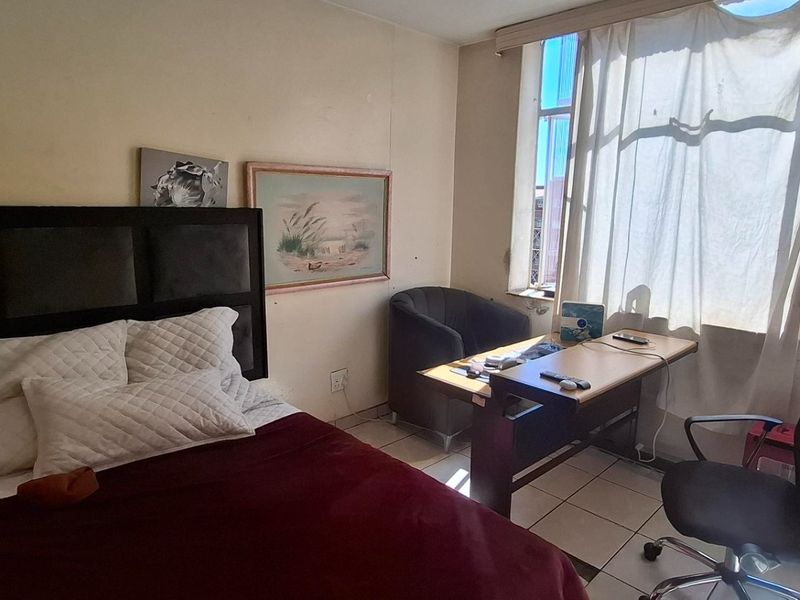Sunny 3 bed apartment in central Sunnyside - Photo 5