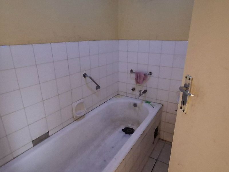 Sunny 3 bed apartment in central Sunnyside - Photo 10