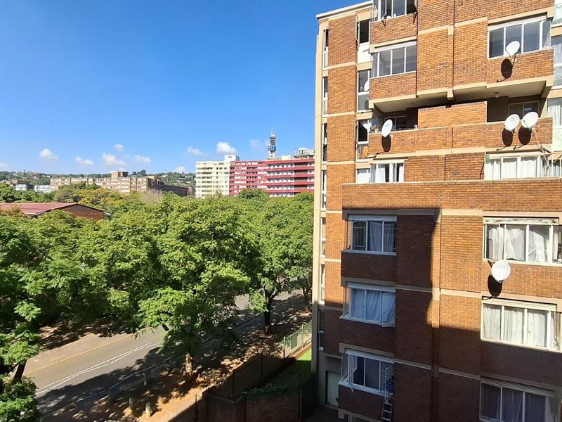 Sunny 3 bed apartment in central Sunnyside - Photo 8