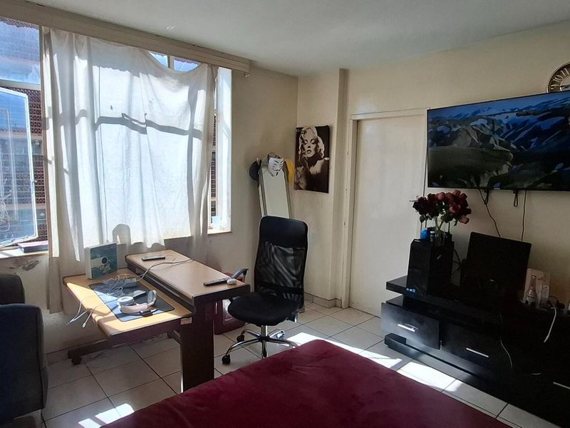 Sunny 3 bed apartment in central Sunnyside - Photo 6