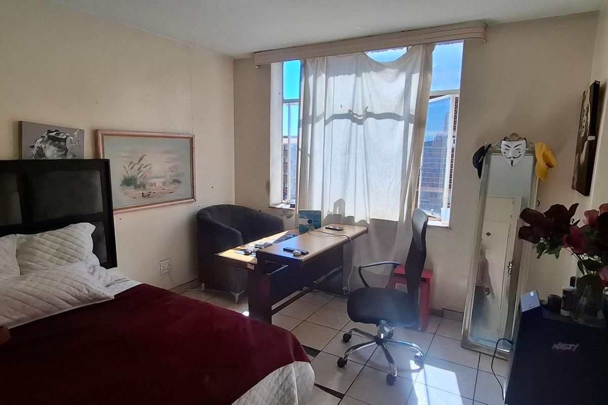 Sunny 3 bed apartment in central Sunnyside - Photo 2