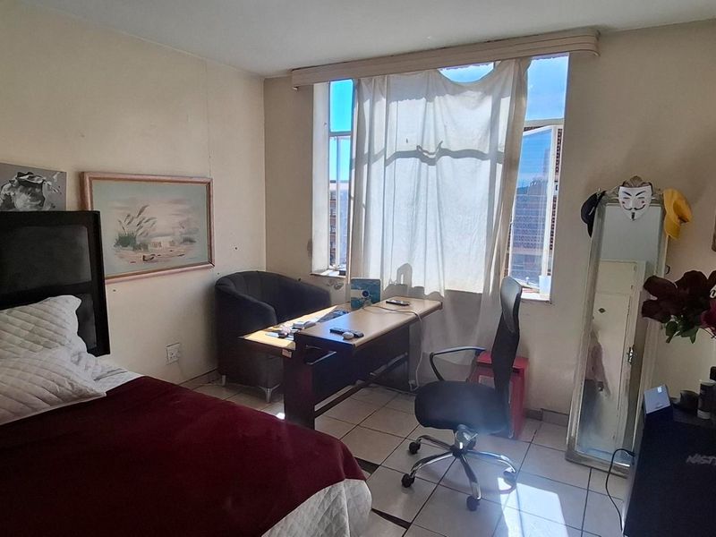 Sunny 3 bed apartment in central Sunnyside - Photo 2