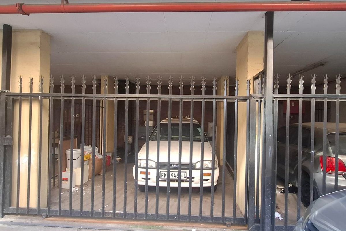 Sunny 3 bed apartment in central Sunnyside - Photo 3