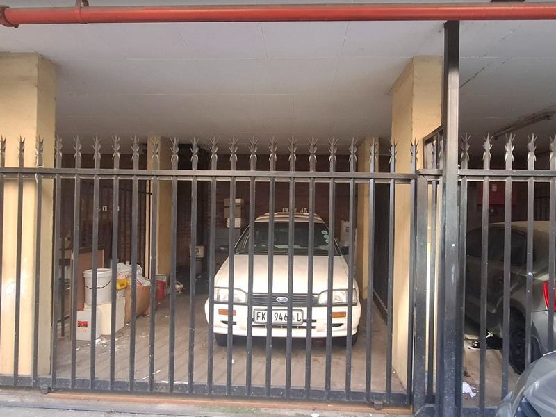 Sunny 3 bed apartment in central Sunnyside - Photo 3