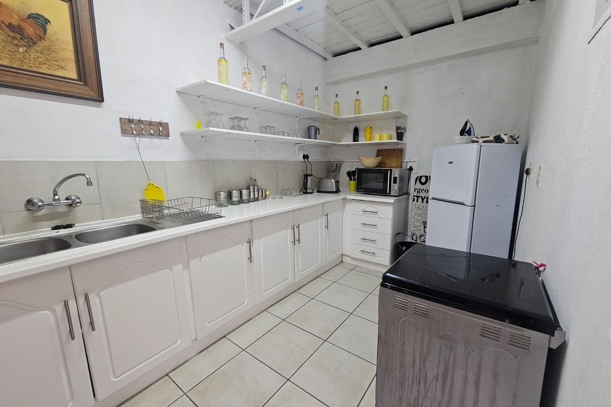 Fully Furnished All Inclusive 2 Bedrooms Townhouse  - Photo 3