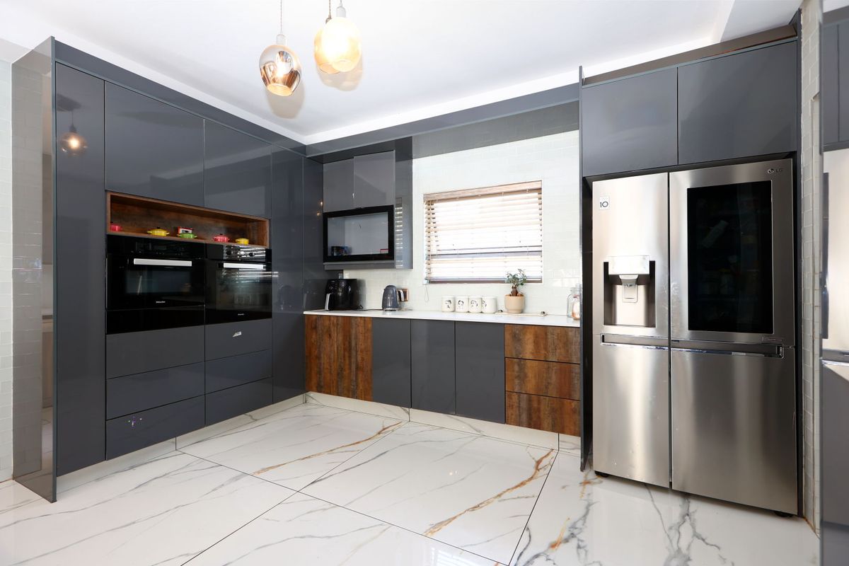 4 Bedroom 3 bathroom Family Home for Sale in Kyalami Hills - Photo 3