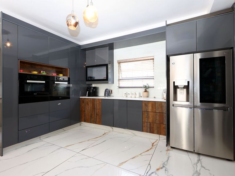 4 Bedroom 3 bathroom Family Home for Sale in Kyalami Hills - Photo 3