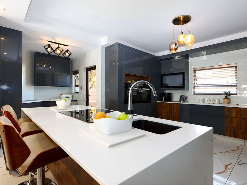 4 Bedroom 3 bathroom Family Home for Sale in Kyalami Hills - Photo 2