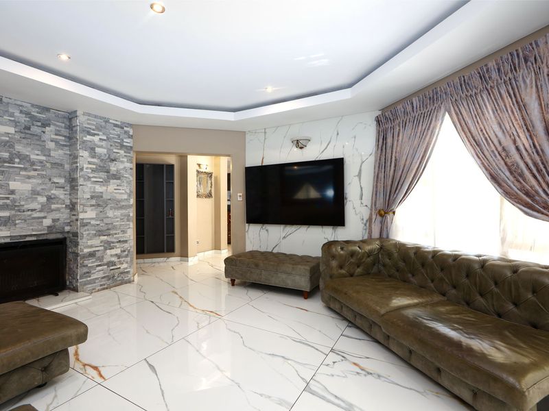 4 Bedroom 3 bathroom Family Home for Sale in Kyalami Hills - Photo 8
