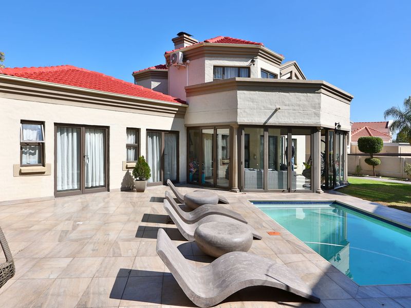 4 Bedroom 3 bathroom Family Home for Sale in Kyalami Hills - Photo 1
