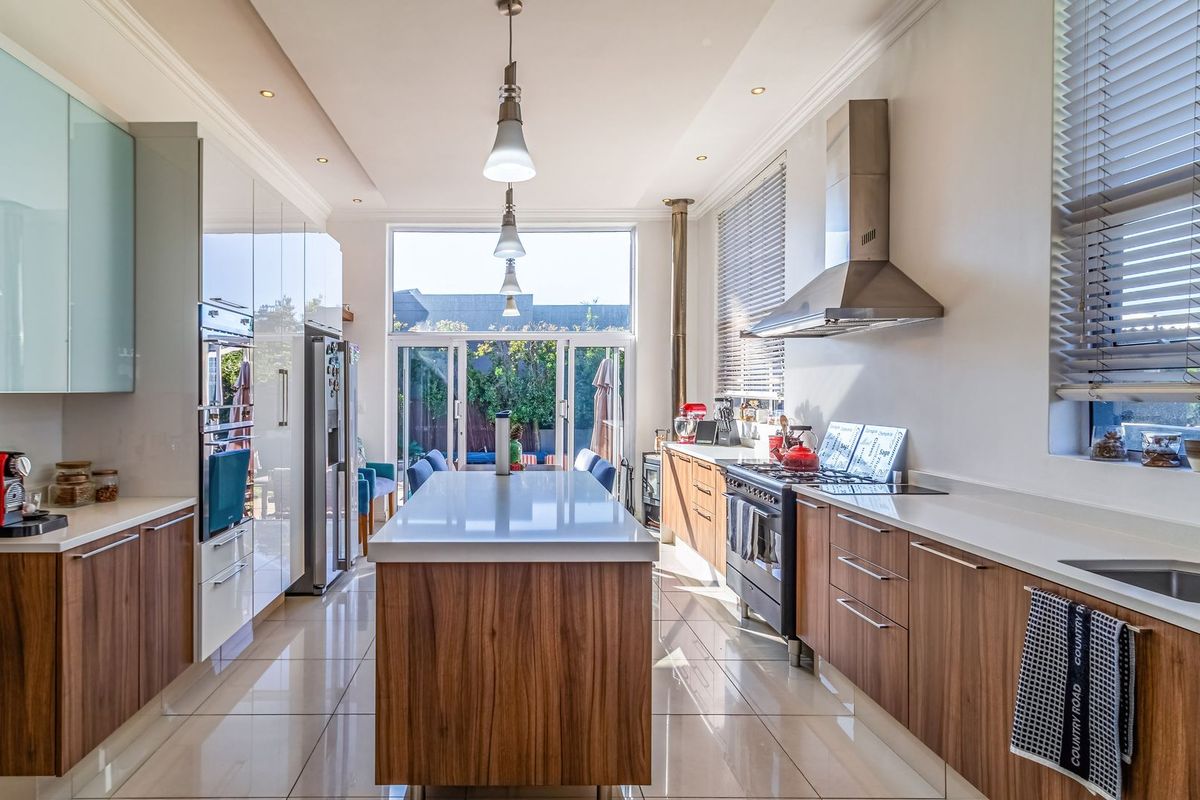 Immaculate move-in-ready residence within a secure estate  - Photo 4