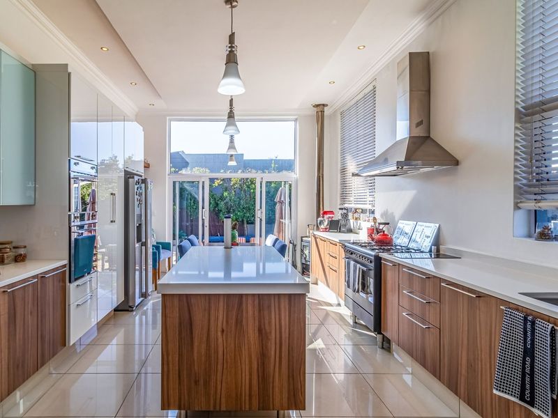 Immaculate move-in-ready residence within a secure estate  - Photo 4