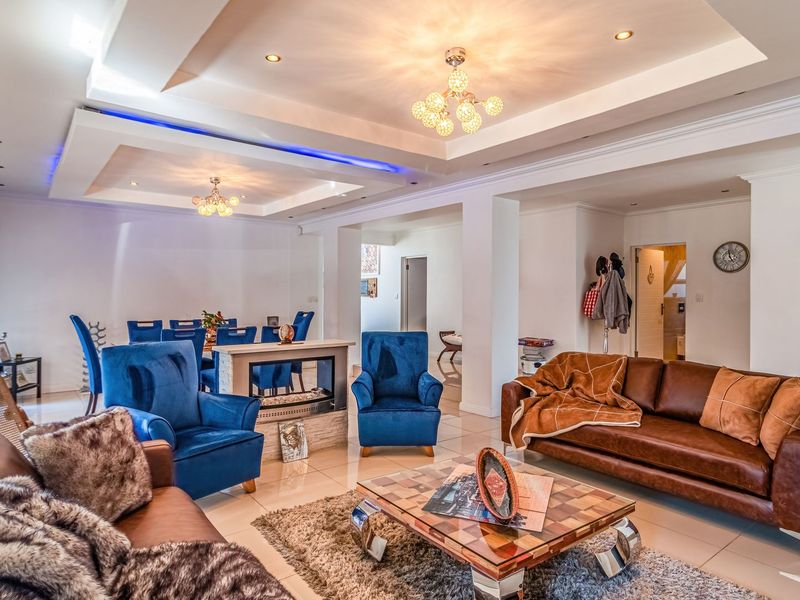 Immaculate move-in-ready residence within a secure estate  - Photo 10