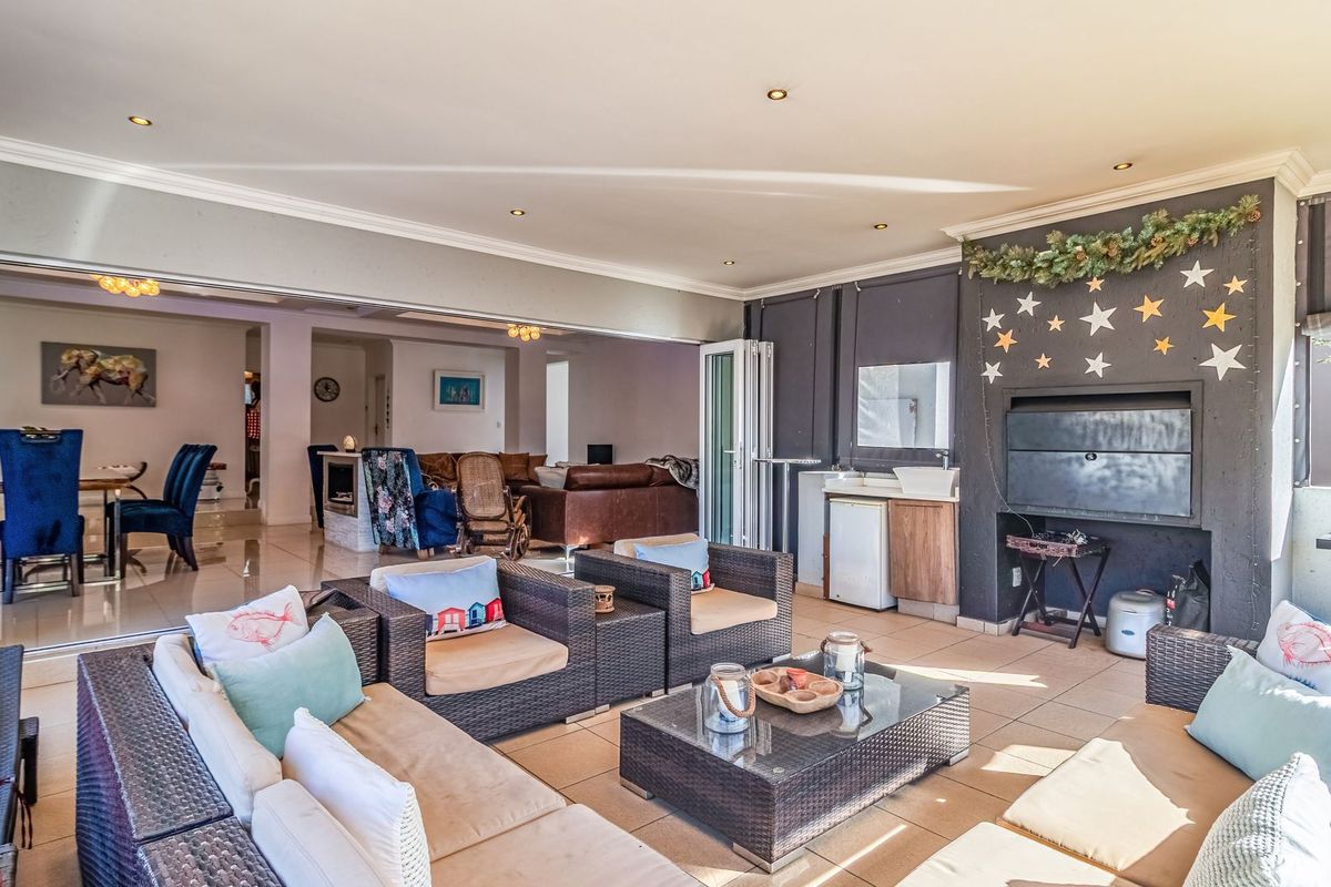 Immaculate move-in-ready residence within a secure estate  - Photo 3