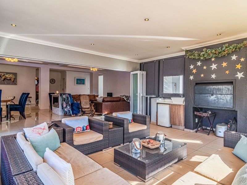 Immaculate move-in-ready residence within a secure estate  - Photo 3