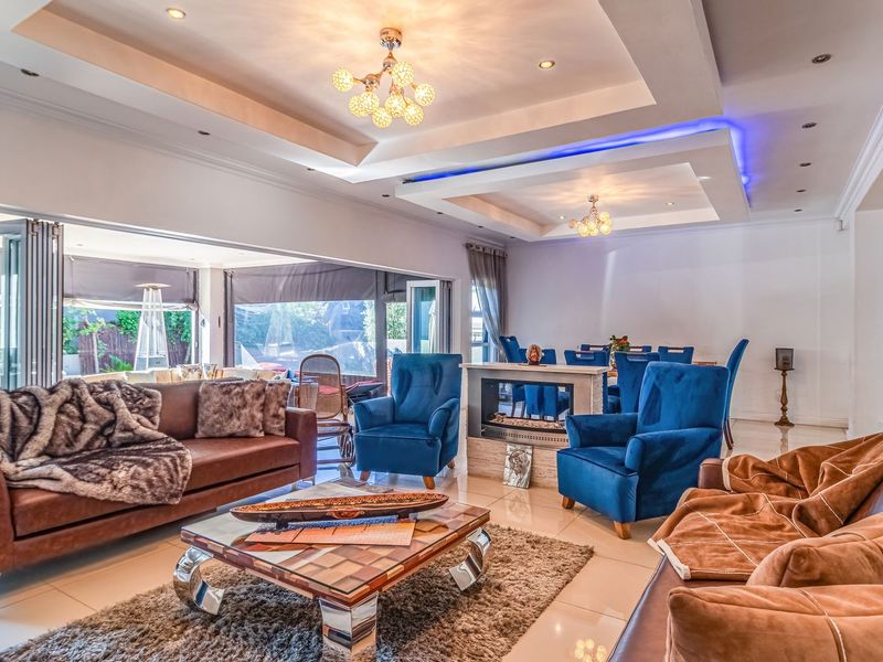 Immaculate move-in-ready residence within a secure estate  - Photo 2