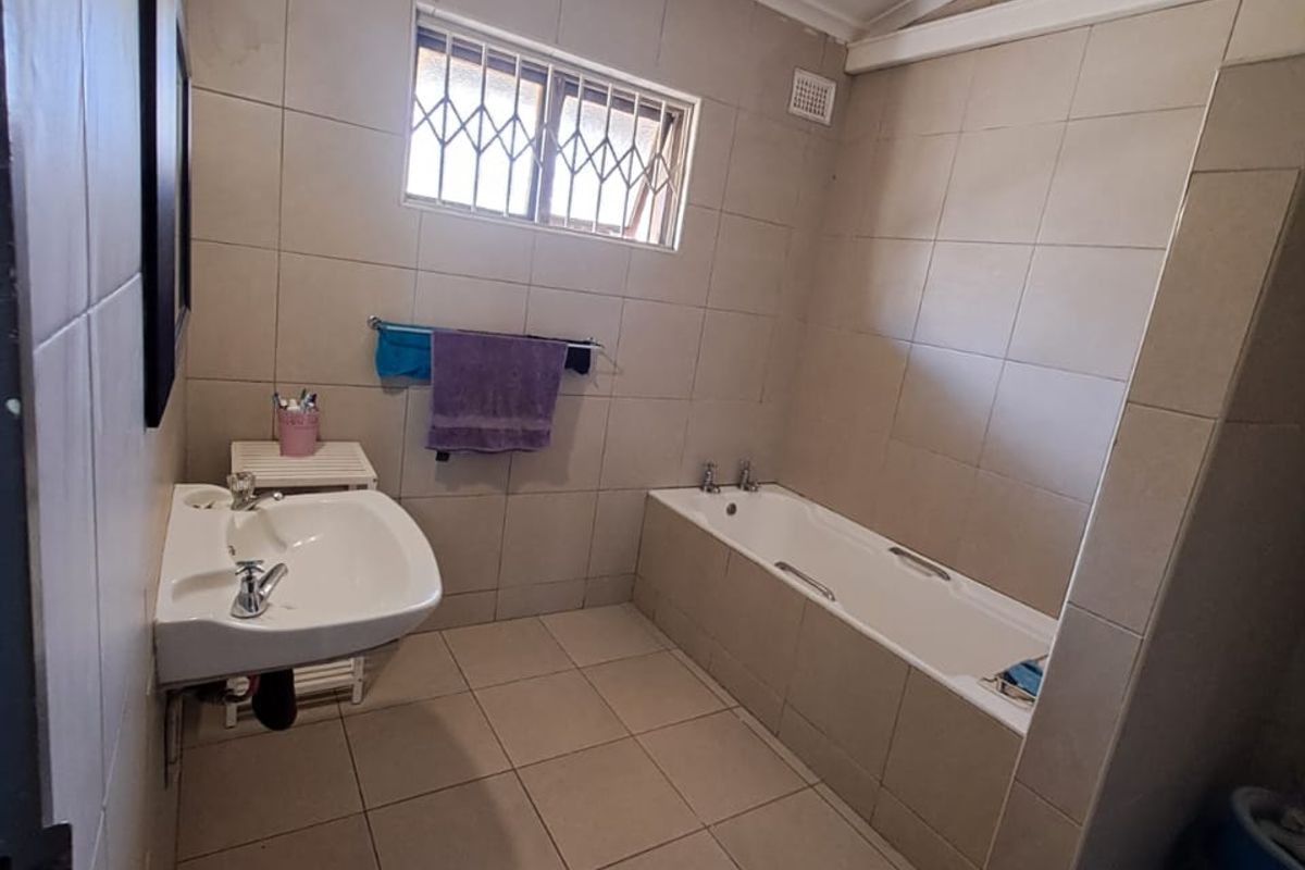 Pinetown - A family home - Photo 5