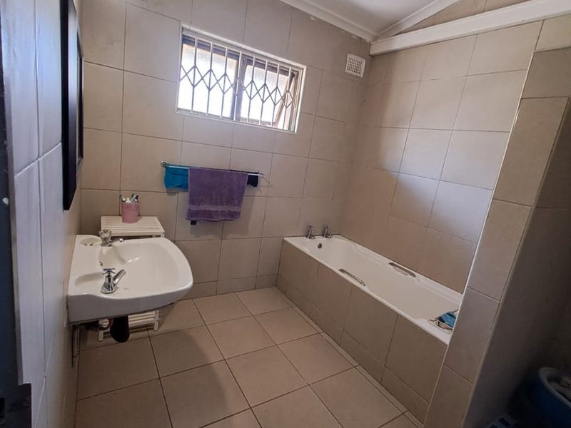 Pinetown - A family home - Photo 5