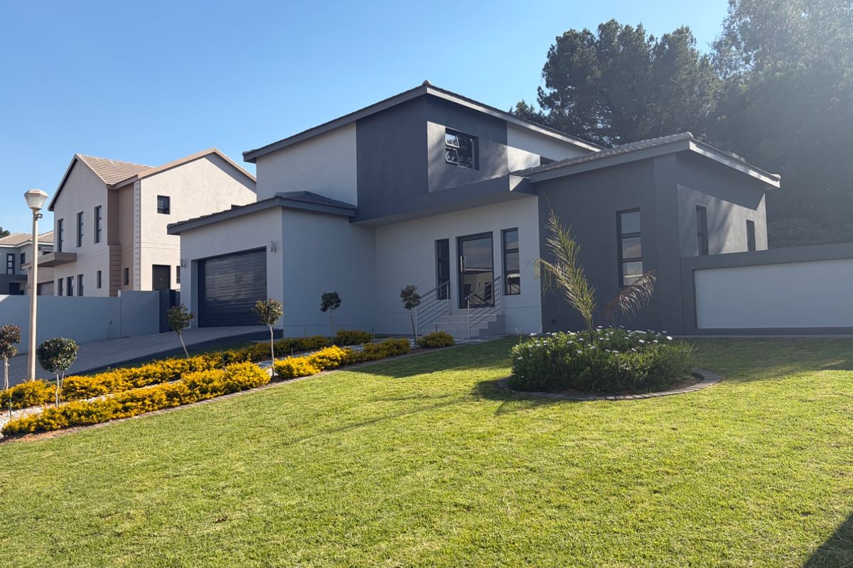 4 bedroom, 4 bathroom house with a pool in Blue Hills estate  - Photo 2