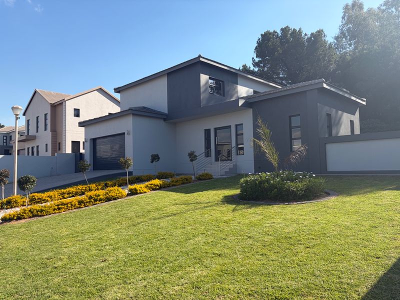 4 bedroom, 4 bathroom house with a pool in Blue Hills estate  - Photo 2