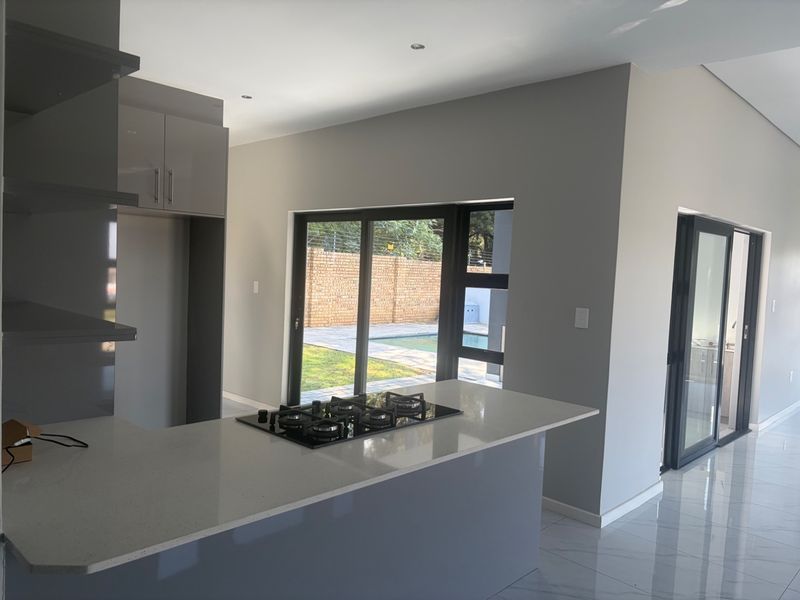 4 bedroom, 4 bathroom house with a pool in Blue Hills estate  - Photo 7