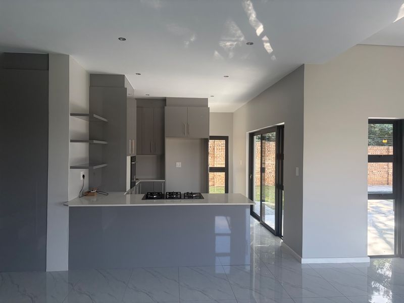 4 bedroom, 4 bathroom house with a pool in Blue Hills estate  - Photo 6