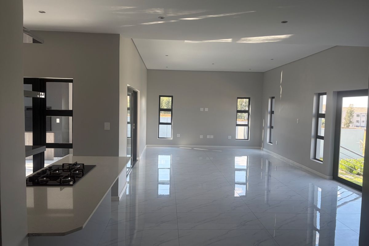 4 bedroom, 4 bathroom house with a pool in Blue Hills estate  - Photo 4