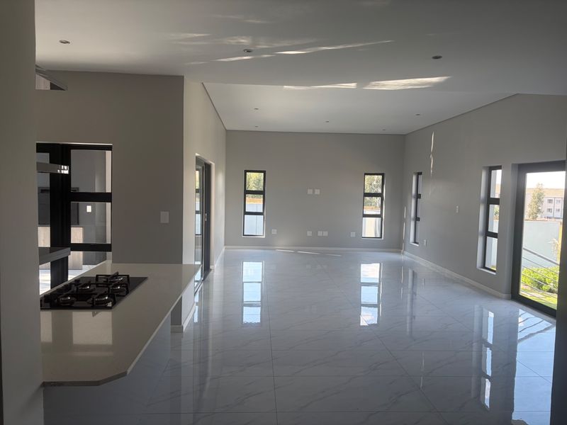 4 bedroom, 4 bathroom house with a pool in Blue Hills estate  - Photo 4