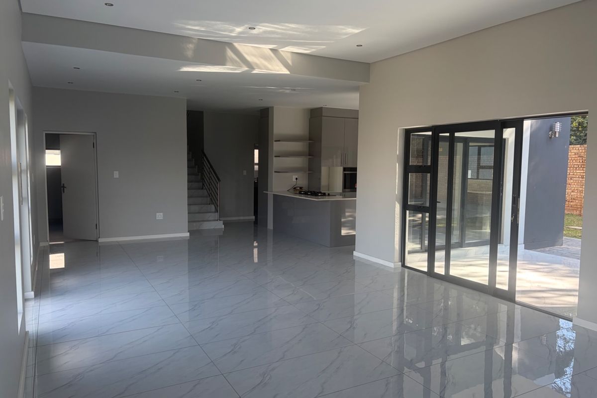 4 bedroom, 4 bathroom house with a pool in Blue Hills estate  - Photo 5