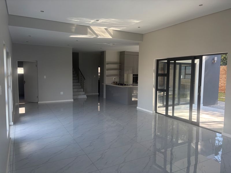 4 bedroom, 4 bathroom house with a pool in Blue Hills estate  - Photo 5