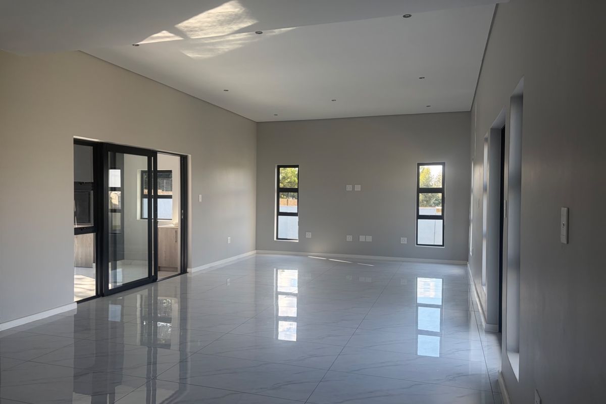 4 bedroom, 4 bathroom house with a pool in Blue Hills estate  - Photo 3