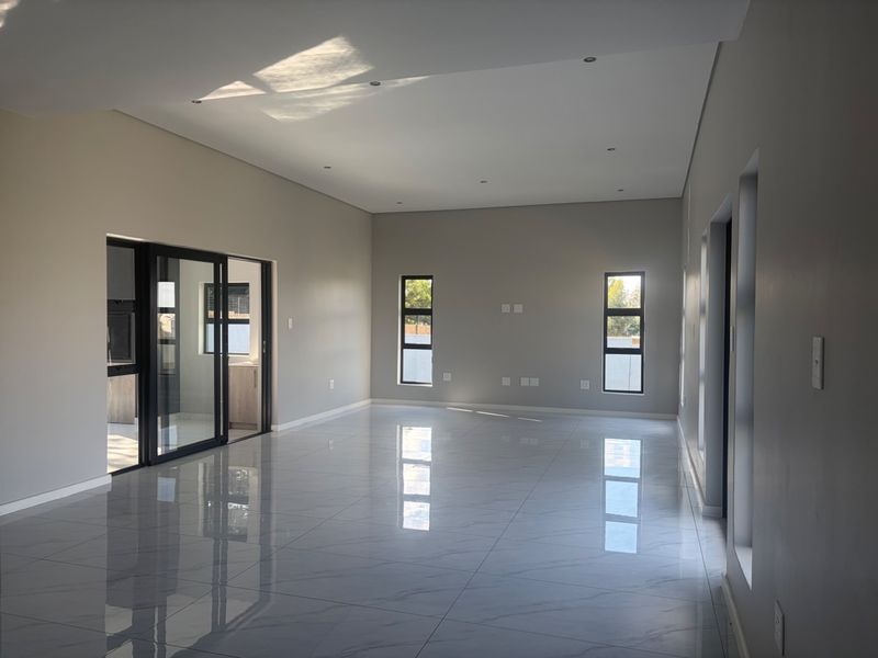 4 bedroom, 4 bathroom house with a pool in Blue Hills estate  - Photo 3