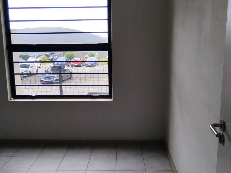Modern Ground Floor Apartment! - Photo 10